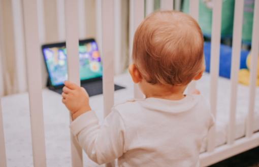 L'impact critique du temps d'écran sur le développement cérébral du nourrisson