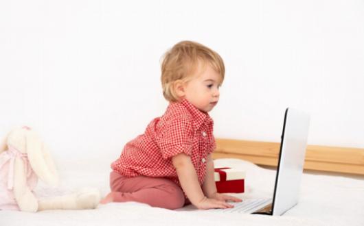 L'importance de limiter le temps d'écran pour un développement sain des bébés