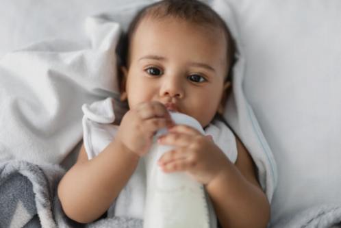 De la naissance à la petite enfance : évolution des habitudes de sommeil et comment suivre le rythme