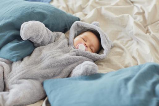 L'éducation du sommeil vs le parentage avec attachement : trouver un équilibre pour votre famille