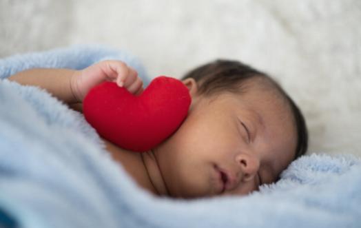 L'équilibre de l'entraînement au sommeil : conseils pour une attachement sécurisé chez les bébés et les tout-petits