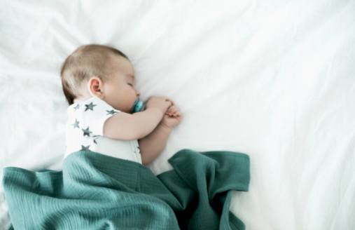 Maîtriser l'art de l'entraînement au sommeil avec une approche de parentalité avec attachement