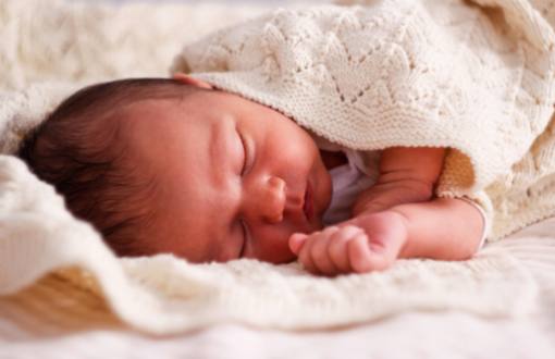 Naviguer dans la formation au sommeil tout en maintenant un lien fort entre parent et bébé