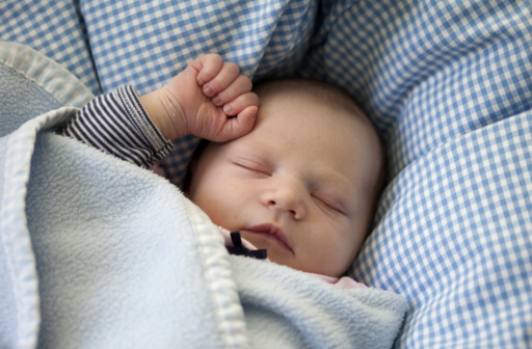 Responsabiliser les parents : Comment interpréter et répondre aux signaux de sommeil du bébé