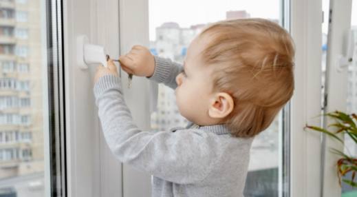 La sécurité de bébé simplifiée : les meilleurs verrous de sécurité pour tiroirs et appareils