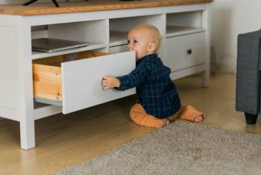 Les avantages d'utiliser des verrous pour armoires pour sécuriser bébé