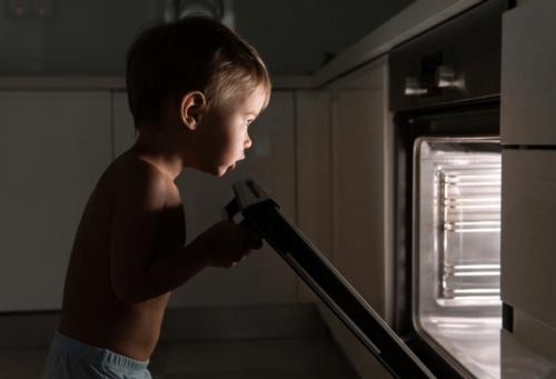 Protège-boutons de cuisinière : un incontournable pour sécuriser votre cuisine pour bébé