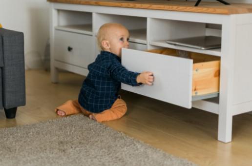 Protéger votre maison pour les enfants : loquets de sécurité indispensables pour les tiroirs et les appareils électroménagers