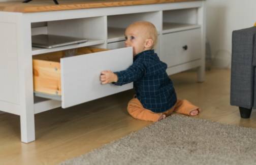Prévenir les accidents : Les avantages des sangles de sécurité pour les meubles pour bébés et tout-petits